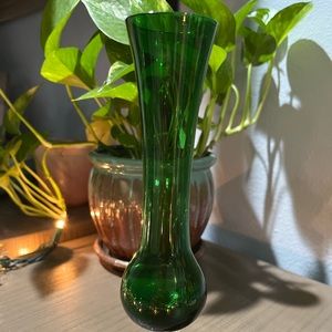 VINTAGE DEPRESSION GLASS   BUD VASE ELEGANT GREEN Clear Stem Swirl